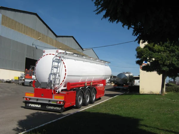 Poluprikolica cisterna za prijevoz goriva (dizela i benzina).