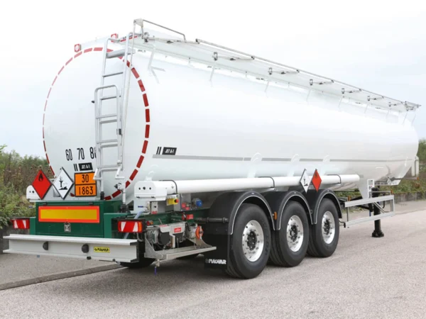 Poluprikolica cisterna za prijevoz mlaznog goriva i avio benzina.