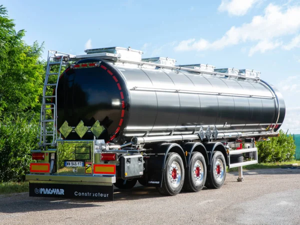 Poluprikolica cisterna za prijevoz svih vrsta kemikalija i kemijskih proizvoda.