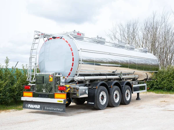 Poluprikolica cisterna za prijevoz kemijskih proizvoda.