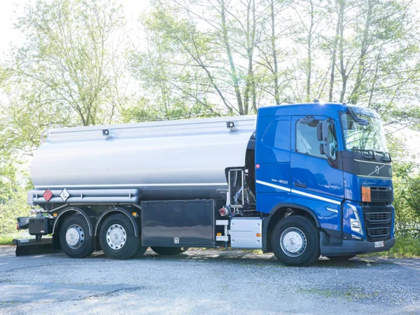 Cisterna - nadogradnja za prijevoz benzina i dizela.