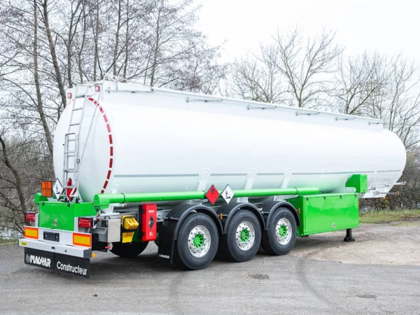 Poluprikolica cisterna za prijevoz dizela i benzina.