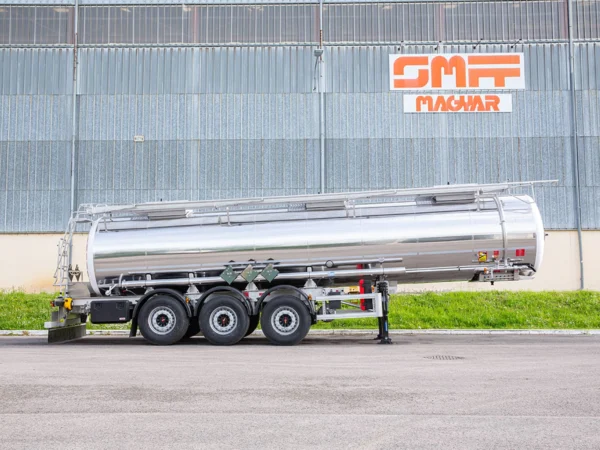 Poluprikolica cisterna za prijevoz kemikalija.
