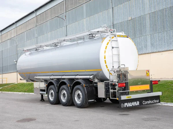 Poluprikolica cisterna za prijevoz prehrambenih tekućih proizvoda.