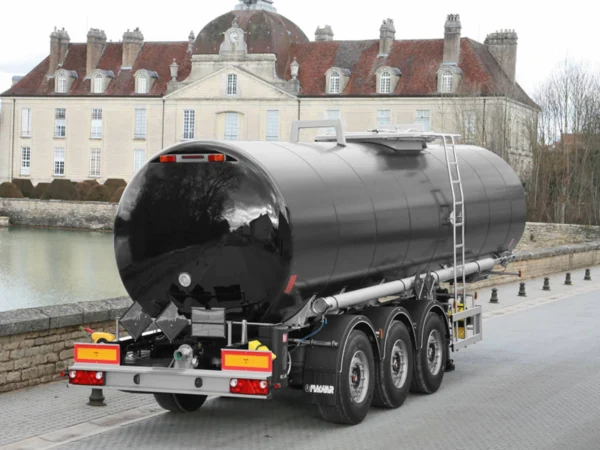 Poluprikolica cisterna za prijevoz bitumena.